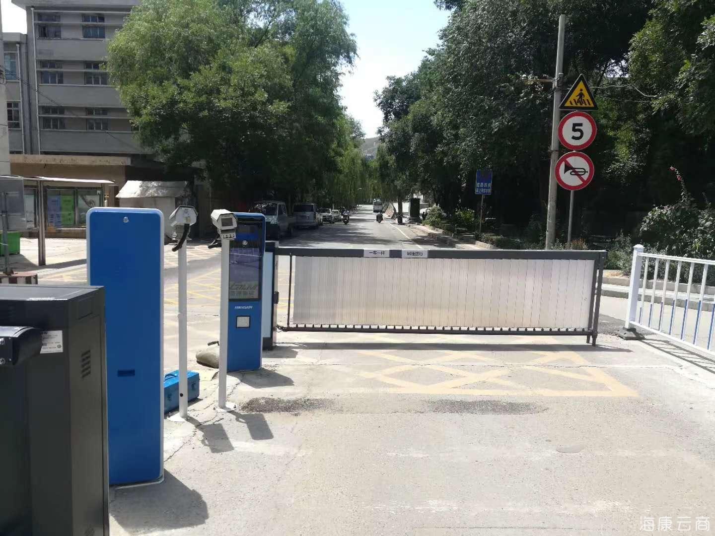 嶗山工地電動伸縮門黃島不銹鋼伸縮電動門遙控開關(guān)電動伸縮門通道