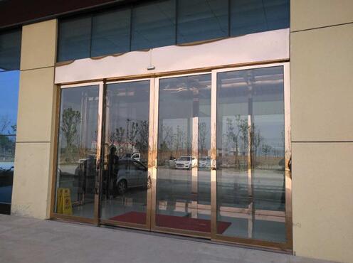 東寶工業(yè)園金融中心自動門案例 - 中出網(wǎng)-智能出入口與停車充電門戶