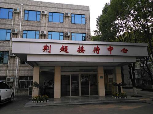 荊門超能賓館自動門案例 - 中出網(wǎng)-智能出入口與停車充電門戶