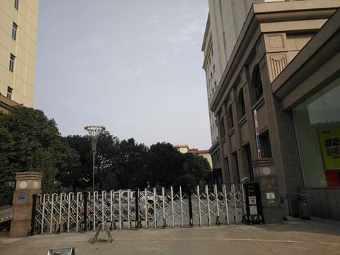 荊門移動(dòng)公司伸縮門案例 - 中出網(wǎng)-智能出入口與停車充電門戶