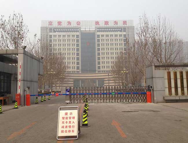河北玉田縣人民政府伸縮門案例 - 中出網(wǎng)-智能出入口與停車充電門戶