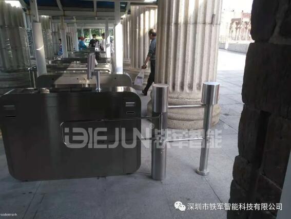 世界之窗采用深圳市鐵軍智能生產(chǎn)的高端擺閘