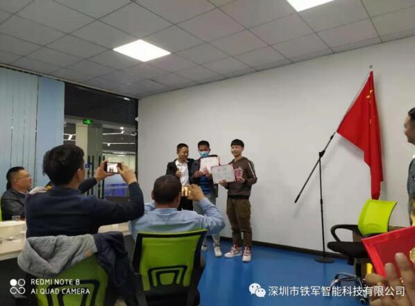 市場部經理為2020年度“鐵軍智能”優(yōu)秀中層干部進行頒獎并合影留念