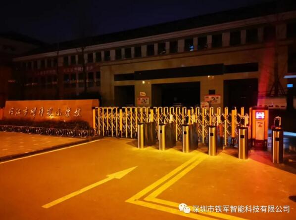 內(nèi)江市桐梓壩小學(xué)校應(yīng)用鐵軍智能人臉識(shí)別斜面圓弧翼閘案例