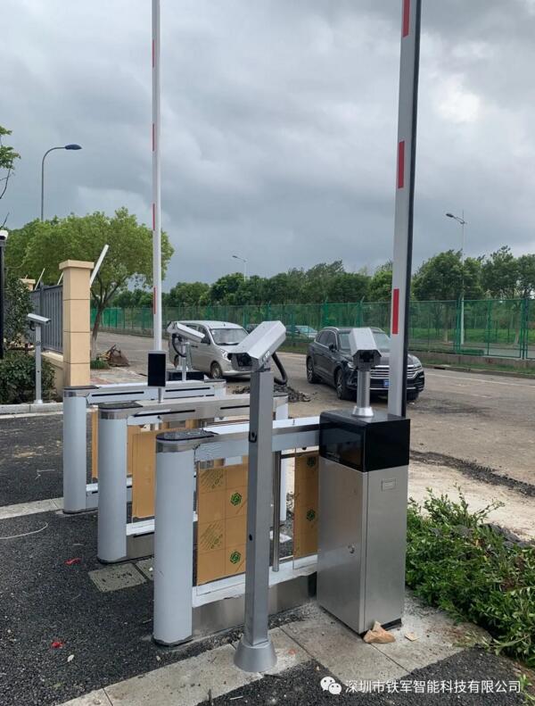 上海浦東國際機場應用鐵軍智能人臉識別豪華擺閘