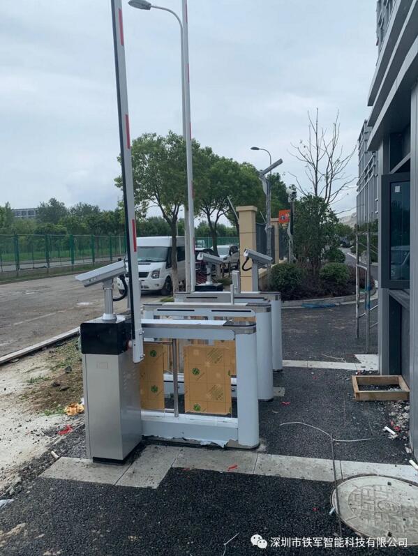 上海浦東國際機場應用鐵軍智能人臉識別豪華擺閘