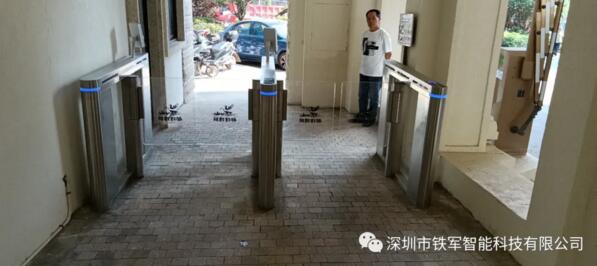 都鐸臻城應(yīng)用鐵軍智能人臉識別速通門設(shè)備