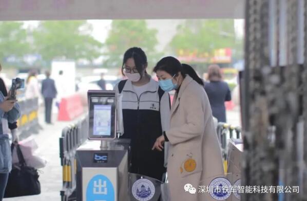 “鐵軍智能”通道閘設(shè)備集成紅外測溫、人臉識(shí)別、人證比對(duì)等先進(jìn)技術(shù)