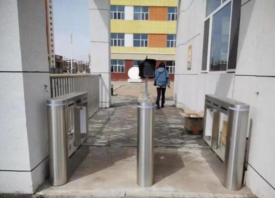 臨河區(qū)第七小學(xué)出入口安裝鐵軍智能人臉識(shí)別通道閘系統(tǒng)