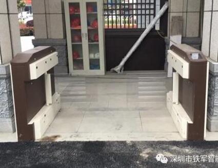 鐵軍智能貼合淮安院子府系精髓，設(shè)計(jì)了中式院墅專用烤漆擺閘