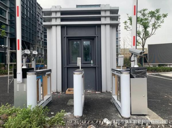 上海浦東國(guó)際機(jī)場(chǎng)應(yīng)用鐵軍智能人臉識(shí)別豪華擺閘