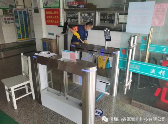 山東省東營市第五人民醫(yī)院應用鐵軍智能人臉測溫健康通行碼擺閘