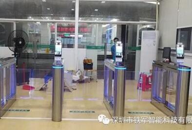 深圳市龍華區(qū)人民醫(yī)院應用鐵軍智能“粵康碼”人臉測溫擺閘
