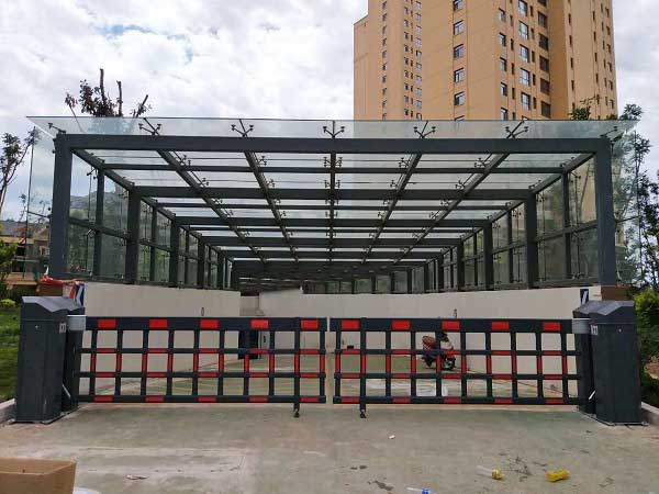 赤峰市雨潤(rùn)華府空降門系列工程 - 中出網(wǎng)-智能出入口與停車充電門戶