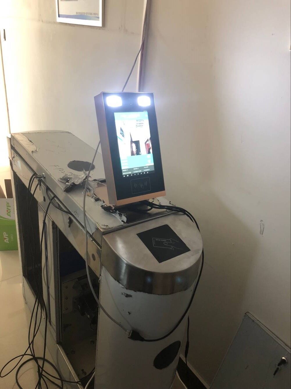 通道閘人臉識別一體機，動態(tài)人臉識別門禁機，閘機伴侶