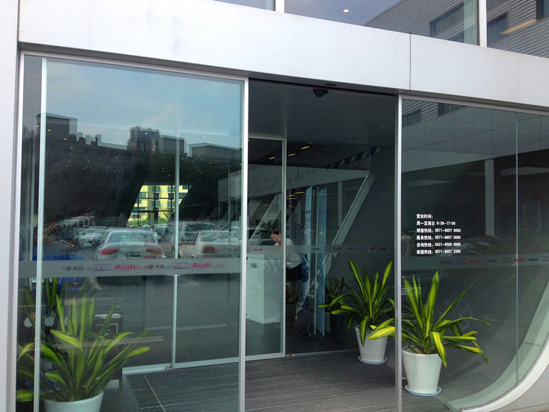 奧迪4S店自動(dòng)門案例 - 中出網(wǎng)-智能出入口與停車充電門戶
