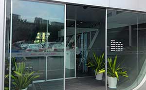 奧迪4S店自動(dòng)門案例 - 中出網(wǎng)-智能出入口與停車充電門戶