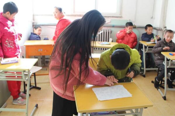 老師們也會教輕癥兒童一些基礎(chǔ)知識