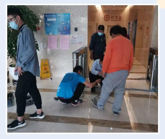 錢林團隊攜帶人臉識別門禁系統(tǒng)為寫字樓增添一道智能化的安全防線！