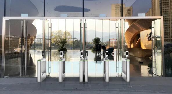 熵基科技推出了智慧政務(wù)中心出入口人證核驗(yàn)解決方案