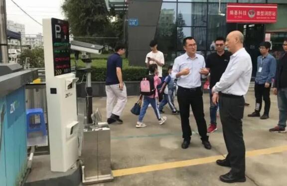 熵基科技中國區(qū)事業(yè)群總經(jīng)理傅志謙向智交協(xié)執(zhí)行會長樊超介紹新一代智能車牌識別系統(tǒng)