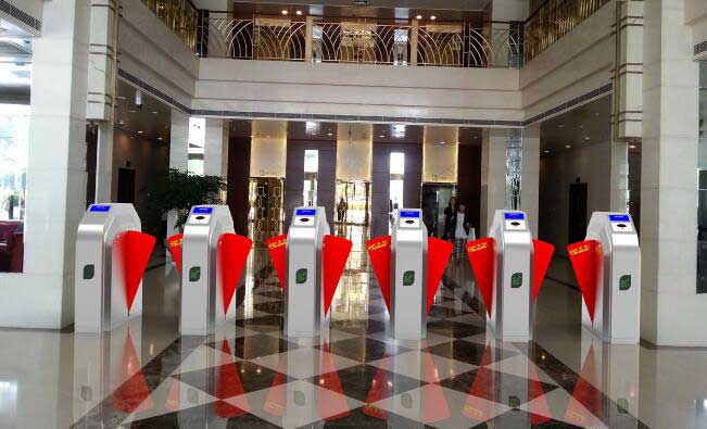 新泰廣場翼閘案例 - 中出網(wǎng)-智能出入口與停車充電門戶