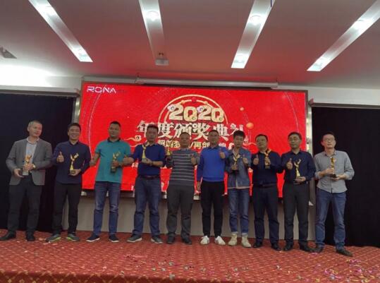 羅拉智能楊總為核心供應(yīng)商頒發(fā)獎(jiǎng)杯