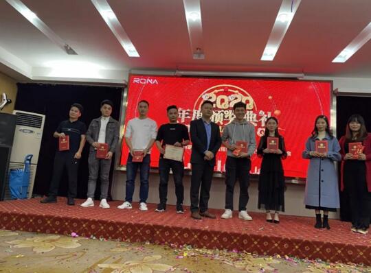 羅拉智能肖總、張總為優(yōu)秀員工頒發(fā)榮譽(yù)證書