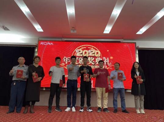 羅拉智能楊總為五年以上老資質(zhì)員工頒發(fā)獎(jiǎng)杯