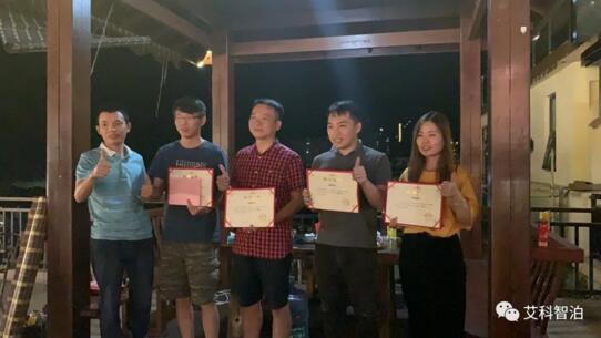 銷售標(biāo)兵獎(jiǎng)，由營(yíng)銷中心高總頒獎(jiǎng)