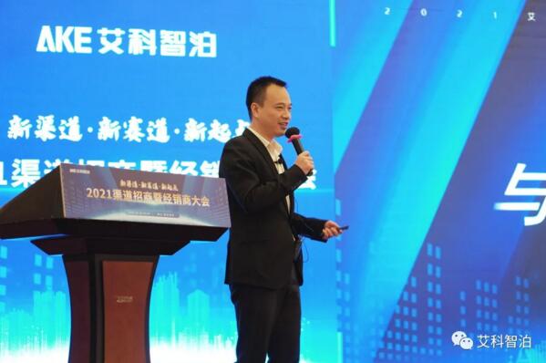 一點(diǎn)科技總經(jīng)理幸志強(qiáng)先生向在場嘉賓分享了停車流量與數(shù)據(jù)如何變現(xiàn)等內(nèi)容