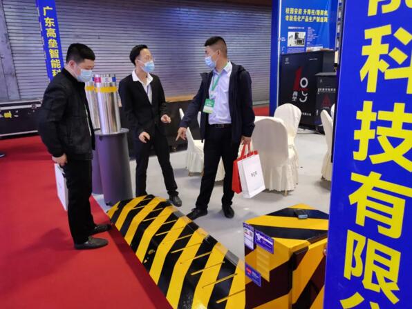 會場工作人員細心為客戶講解高壘產(chǎn)品