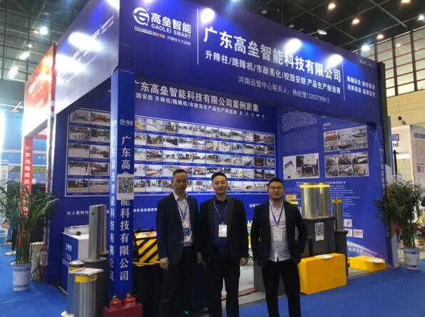 展會中客戶與工作人員合影留念