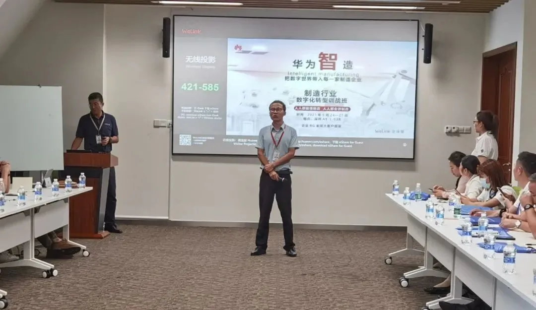 華為工業(yè)互聯(lián)網(wǎng)架構(gòu)師張雋雋向考察團(tuán)成員介紹華為的工業(yè)互聯(lián)網(wǎng)解決方案細(xì)節(jié)