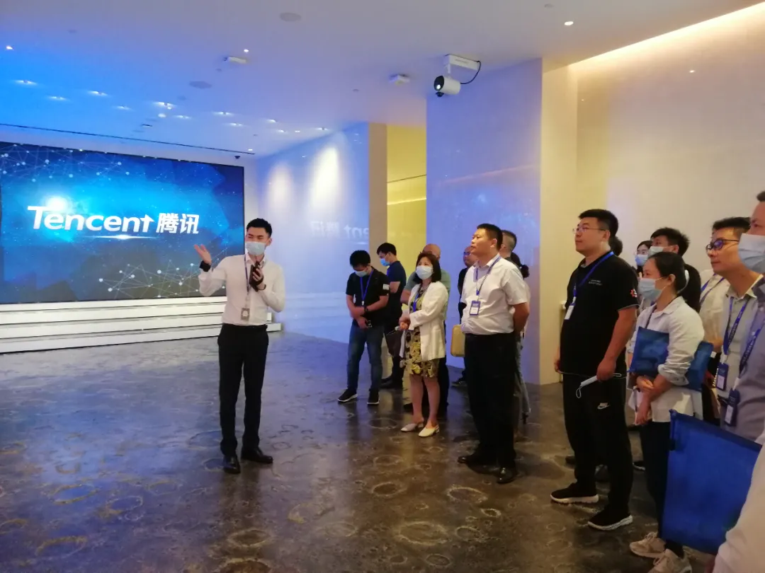 華為工業(yè)互聯(lián)網(wǎng)架構(gòu)師張雋雋向考察團(tuán)成員介紹