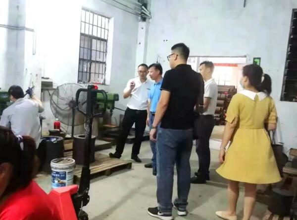 廣東職業(yè)技術(shù)學(xué)院輕工與材料學(xué)院馮書(shū)記對(duì)公司提出了許多寶貴的建議