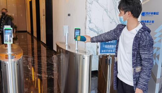 華為手機(jī)熄屏狀態(tài)下，一碰大廳門禁，通道閘快速打開(kāi)