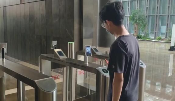 特房波特曼財富中心著力引入了令令開門二維碼智能門禁和訪客系統(tǒng)