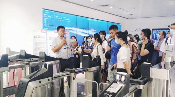 佳都科技軌道交通產品營銷中心總經理劉志宏為媒體演示技術產品