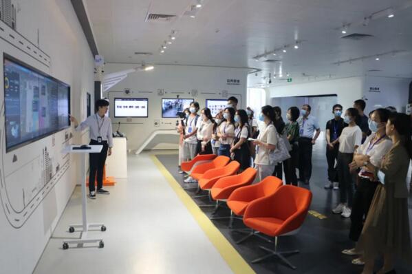 佳都科技智慧城市產品解決方案經理吳曉鵬介紹智慧城市最新技術