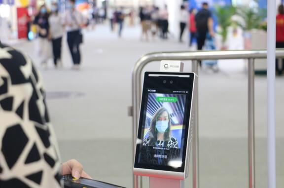 展館入口快速測溫 科學(xué)防疫高效通行