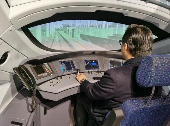 李德紘院士在和諧號CRH3型動車組模擬駕駛室試駕體驗