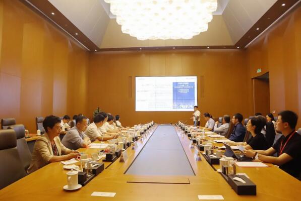 佳都科技集團(tuán)相關(guān)負(fù)責(zé)人向陳晏市長詳細(xì)匯報