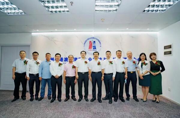 領導們合影留念