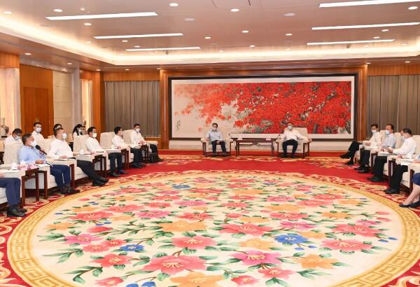 市委書記張碩輔同志會見參加扶貧濟困活動的愛心企業(yè)代表