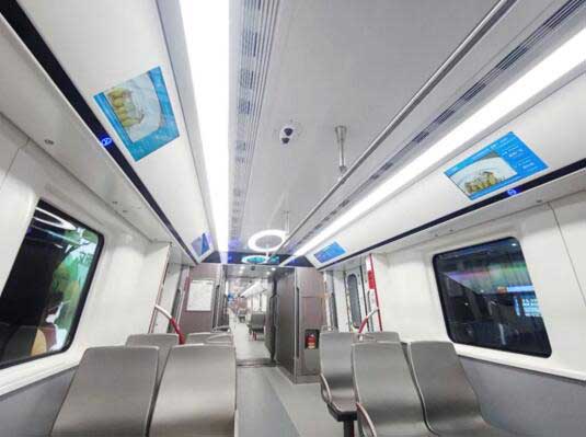 在十八號(hào)線的各車站的出入口、站廳、站臺(tái)門、車廂內(nèi)均安裝不同類型的電子信息屏