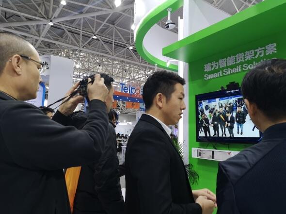 現(xiàn)場(chǎng)前來(lái)咨詢(xún)方案及體驗(yàn)產(chǎn)品的人潮不斷