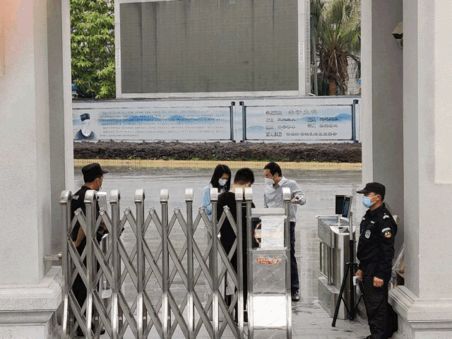 瑞為已部署了上千臺(tái)FaceTick人臉識(shí)別測溫設(shè)備在多個(gè)省市的中小學(xué)