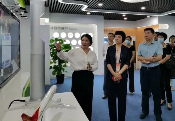 廈門市人大常委會副主任陳紫萱一行蒞臨人工智能代表企業(yè)——瑞為技術(shù)進(jìn)行調(diào)研