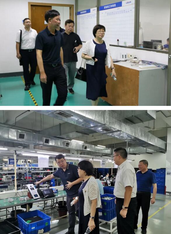 考察組一行饒有興致地聽(tīng)取陳董的講解